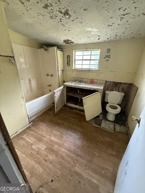 150 Kemp Road Swainsboro, GA 30401 - Photo 8 of 18 a living room with furniture and a window