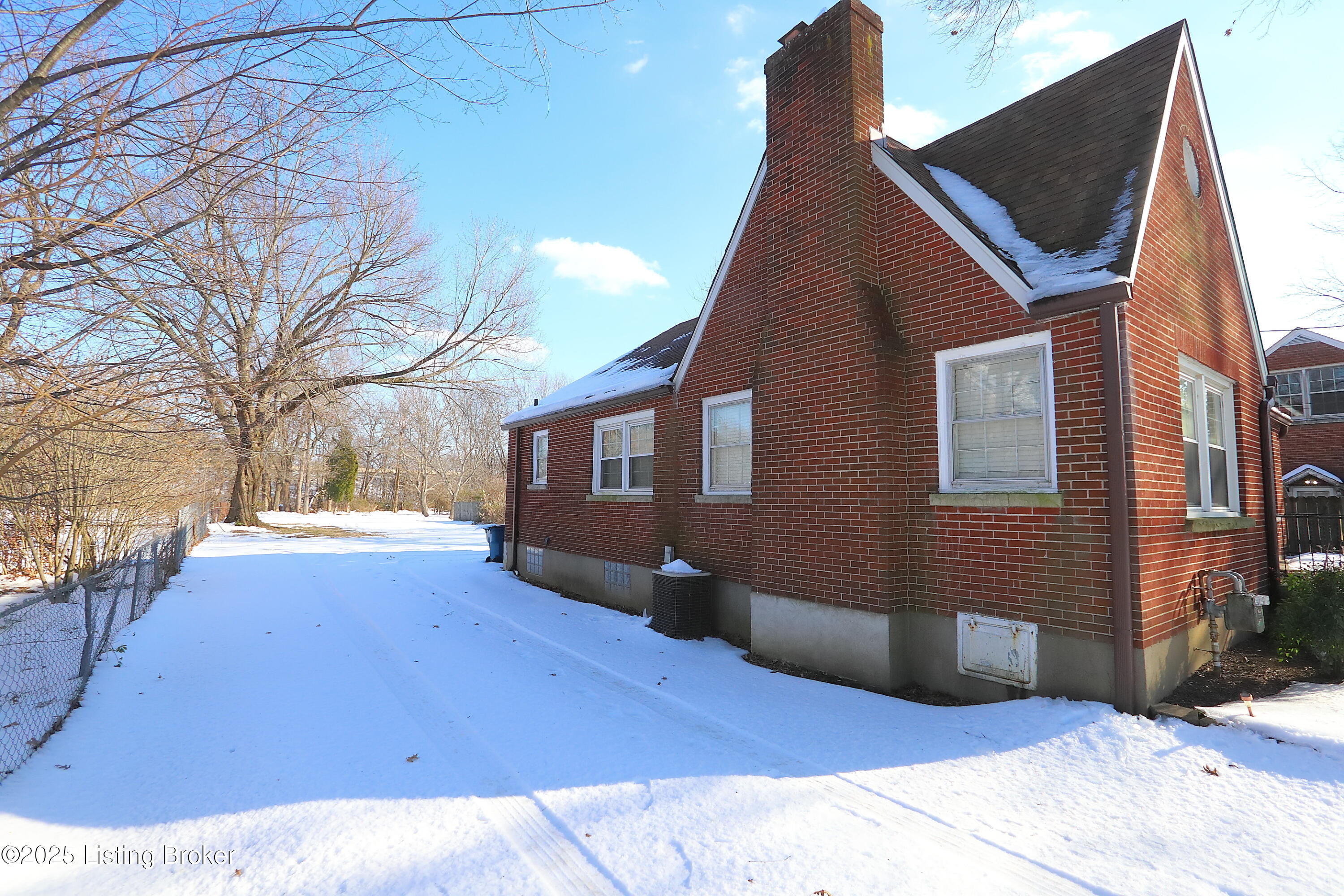 4143 Dover Road Louisville, KY 40216 - Photo 4 of 59 Side View