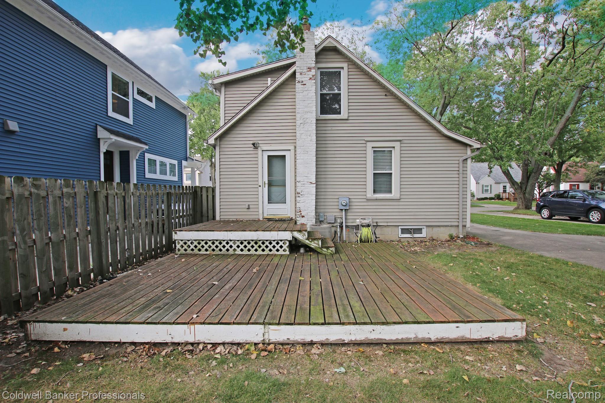 2696 Wakefield Road Berkley, MI 48072 - Photo 33 of 38 33) Back Deck.jpg