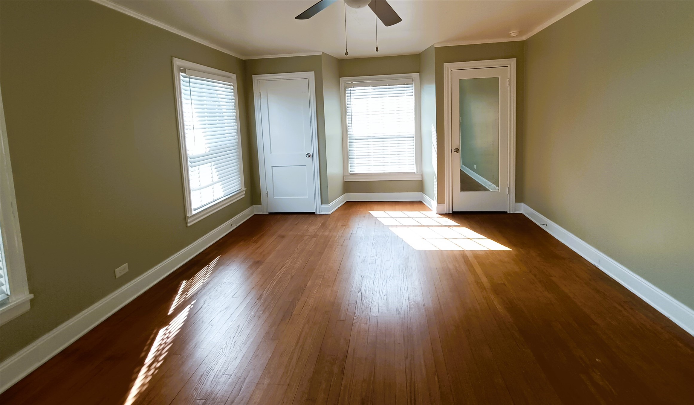 6906 Van Etten Street Houston, TX 77021 - Photo 25 of 30 Primary Bedroom with Crown Molding and Soft Lighting with Well Built Window Blinds