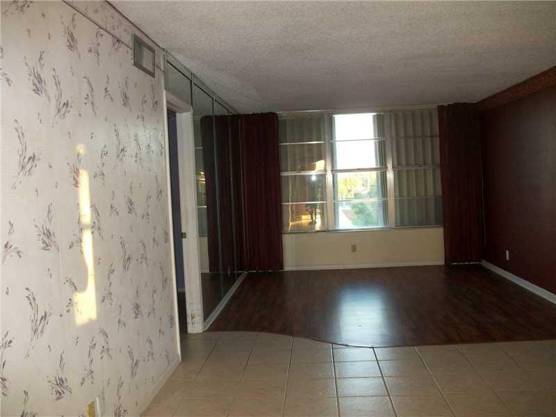 9949 Sandalfoot Boulevard, Unit 542 Boca Raton, FL 33428 - Photo 3 of 8 a view of an empty room and window