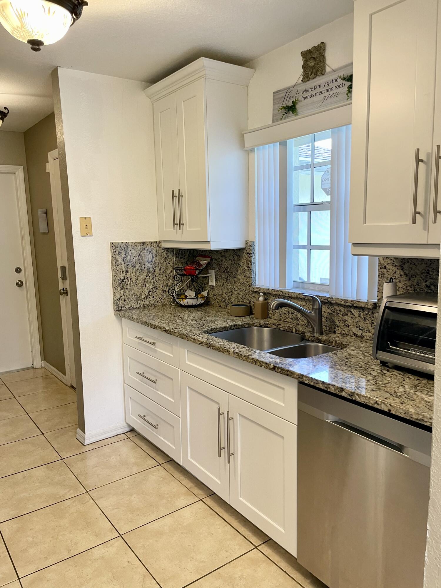 6644 4th Street Jupiter, FL 33458 - Photo 5 of 24 6644 KITCHEN