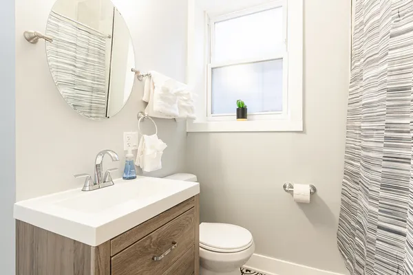 $2,150 | 1624 West Beach Avenue, Unit 1R, Chicago, IL 60622