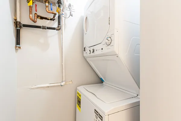 $2,150 | 1624 West Beach Avenue, Unit 1R, Chicago, IL 60622