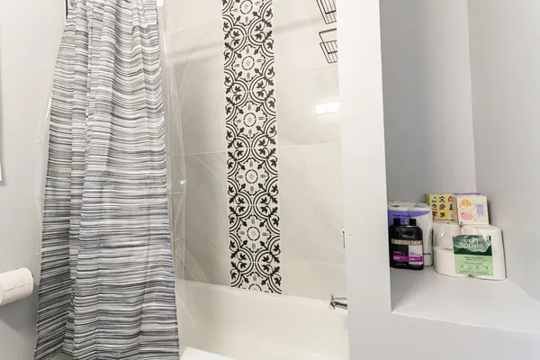 $2,150 | 1624 West Beach Avenue, Unit 1R, Chicago, IL 60622