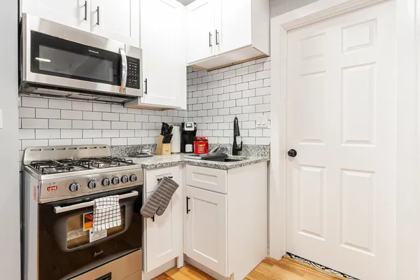 $2,150 | 1624 West Beach Avenue, Unit 1R, Chicago, IL 60622