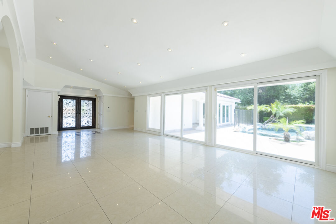16379 Meadow Ridge Road West Encino, CA 91436 - Photo 4 of 36