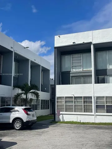 $2,200 | 1305 West 46th Street, Unit 112, Hialeah, FL 33012