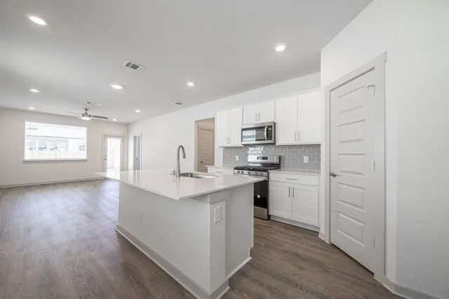 $1,800 | 225 New Hampton Way, San Marcos, TX 78666