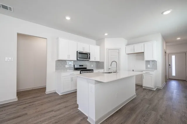 $1,800 | 225 New Hampton Way, San Marcos, TX 78666