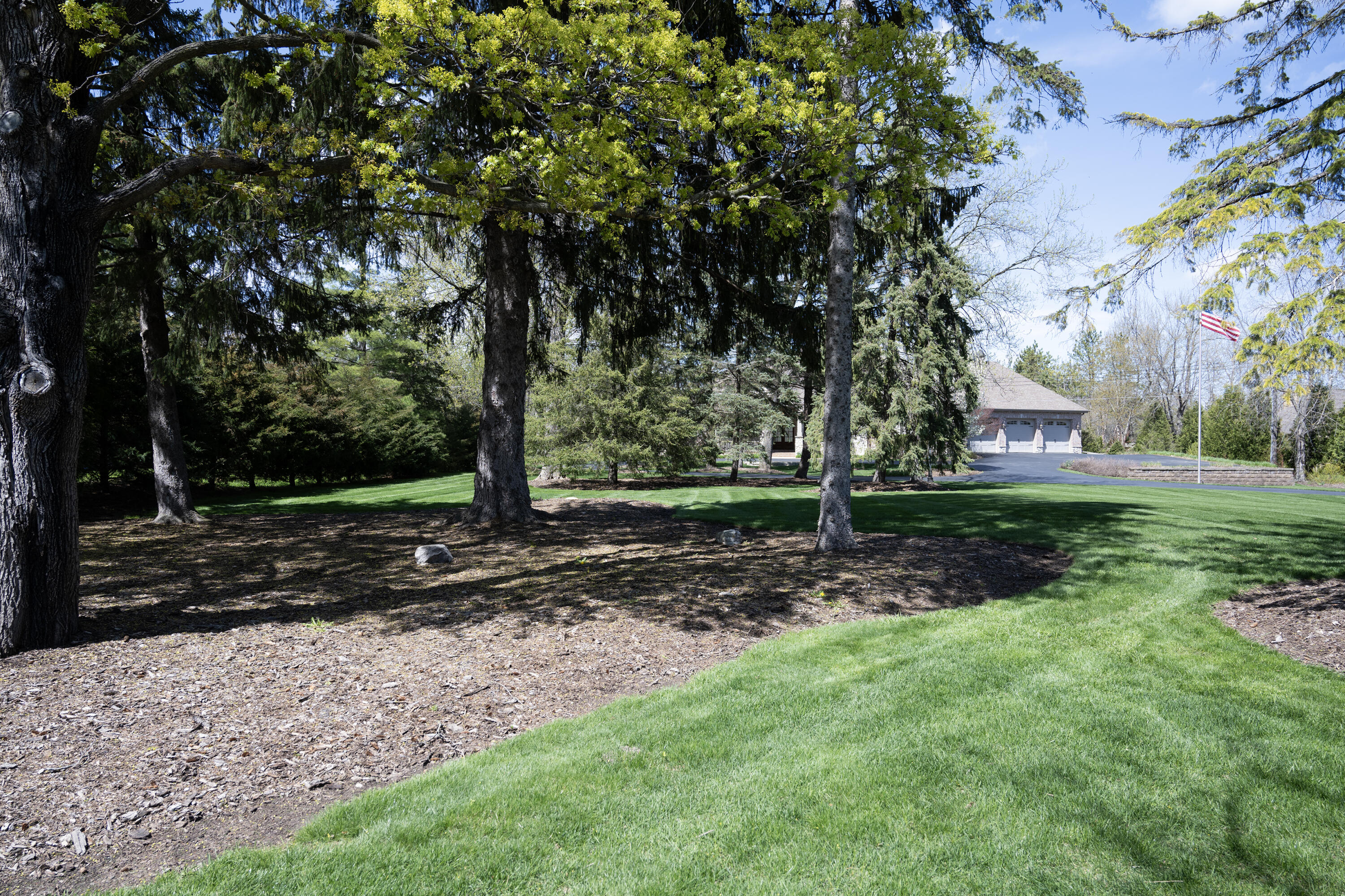 1512 West County Line Road Mequon, WI 53092 - Photo 9 of 69 Yard_3