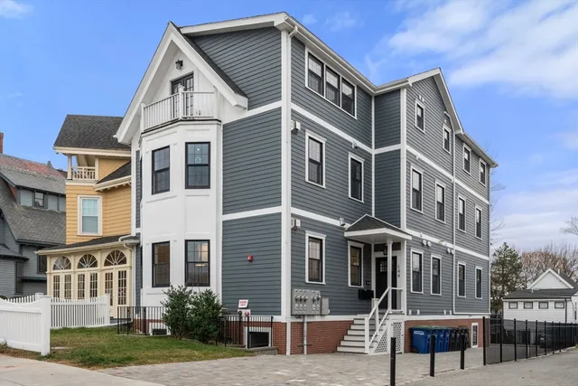 $795,000 | 144 Highland Avenue, Unit 1, Somerville, MA 02143