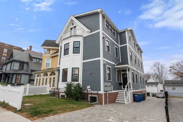 $795,000 | 144 Highland Avenue, Unit 1, Somerville, MA 02143