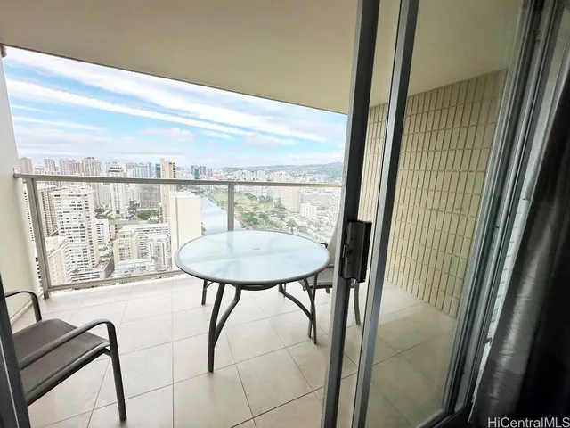 $1,950 | 445 Seaside Avenue, Unit 4204, Honolulu, HI 96815
