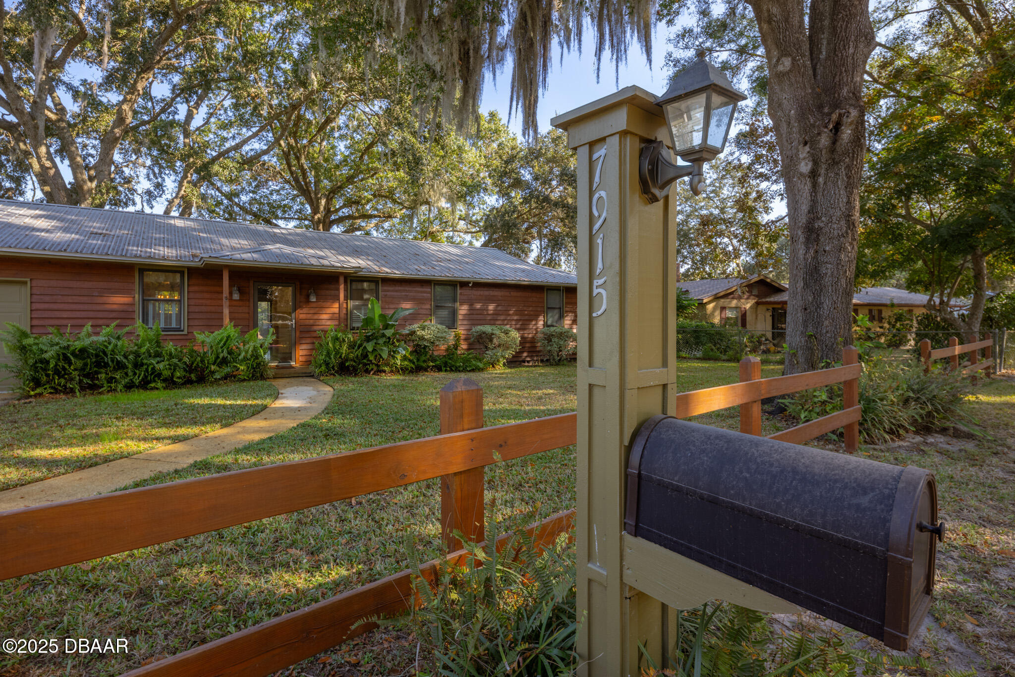 7915 Breezy Point Road East, Unit W Melrose, FL 32666 - Photo 23 of 36 a view of a garden with a large tree