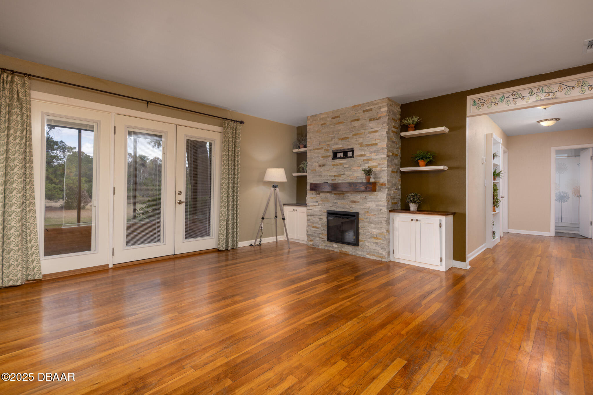 7915 Breezy Point Road East, Unit W Melrose, FL 32666 - Photo 33 of 36 a view of a livingroom with a fireplace