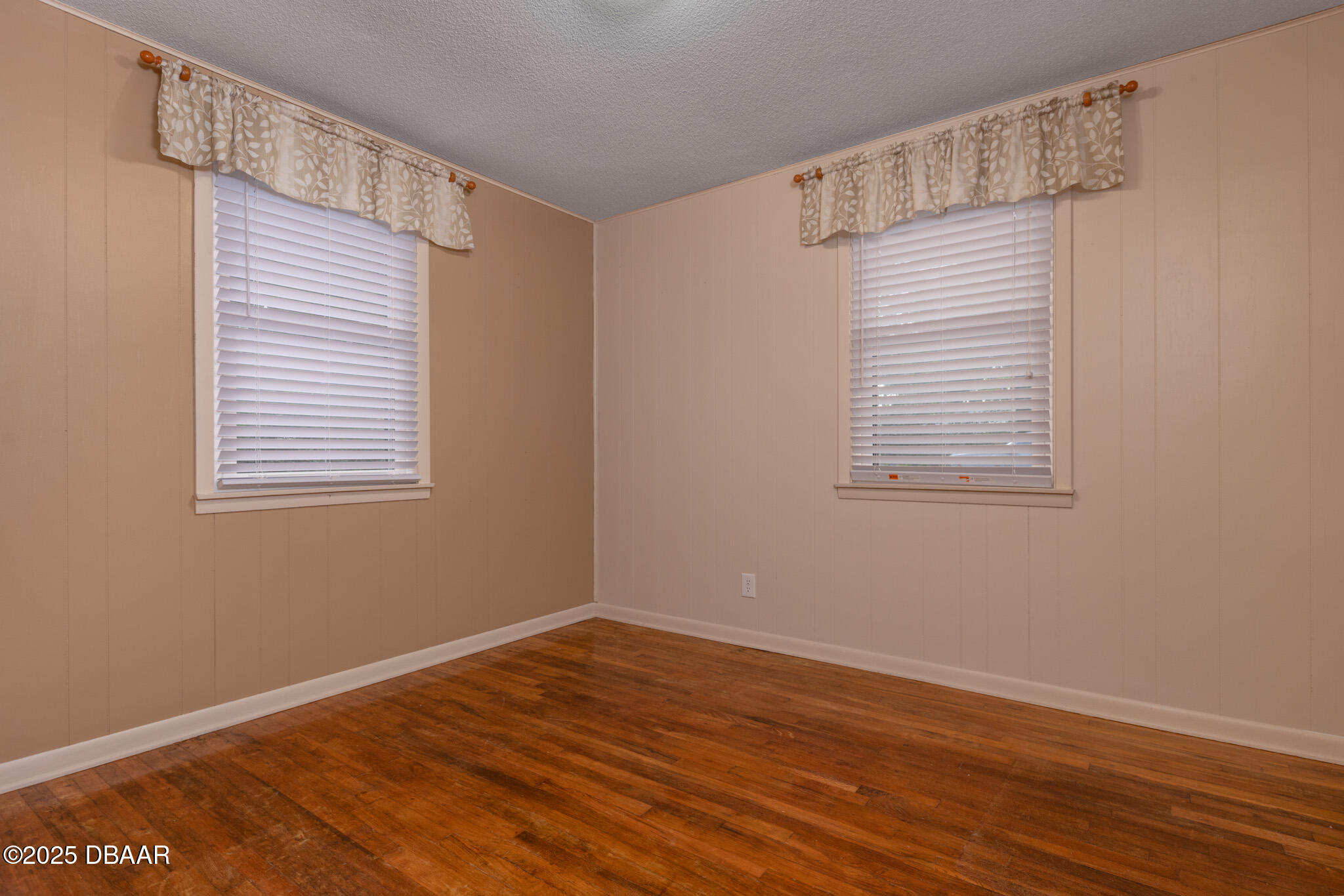 7915 Breezy Point Road East, Unit W Melrose, FL 32666 - Photo 8 of 36 a view of a room that has wooden floor and a window in it