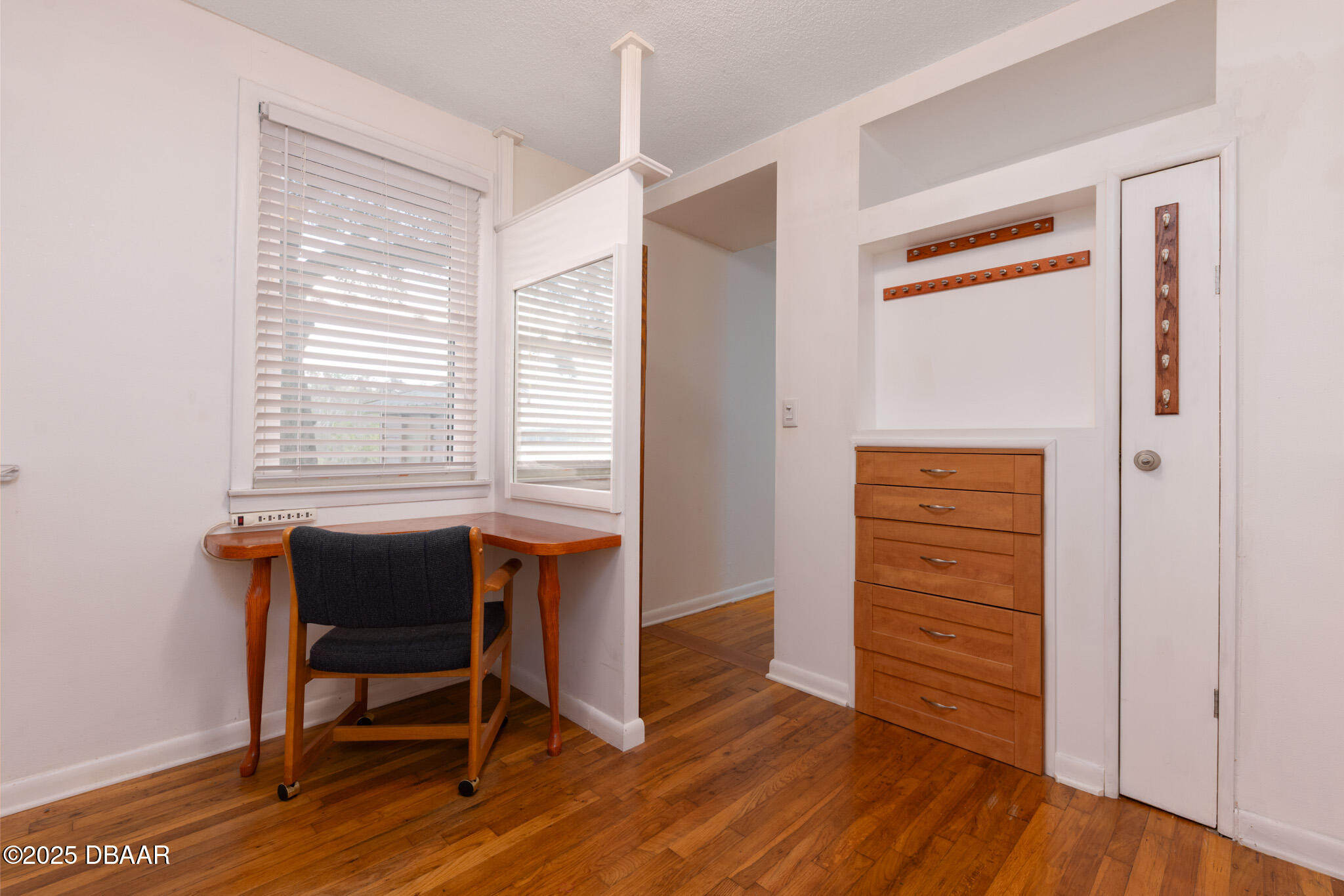 7915 Breezy Point Road East, Unit W Melrose, FL 32666 - Photo 10 of 36 a room that has a table and a chair in it