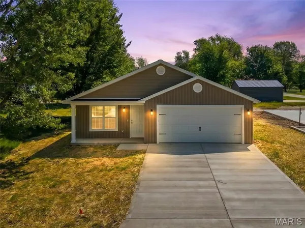 $269,900 | 256 Walnut Street, Hawk Point, MO 63349