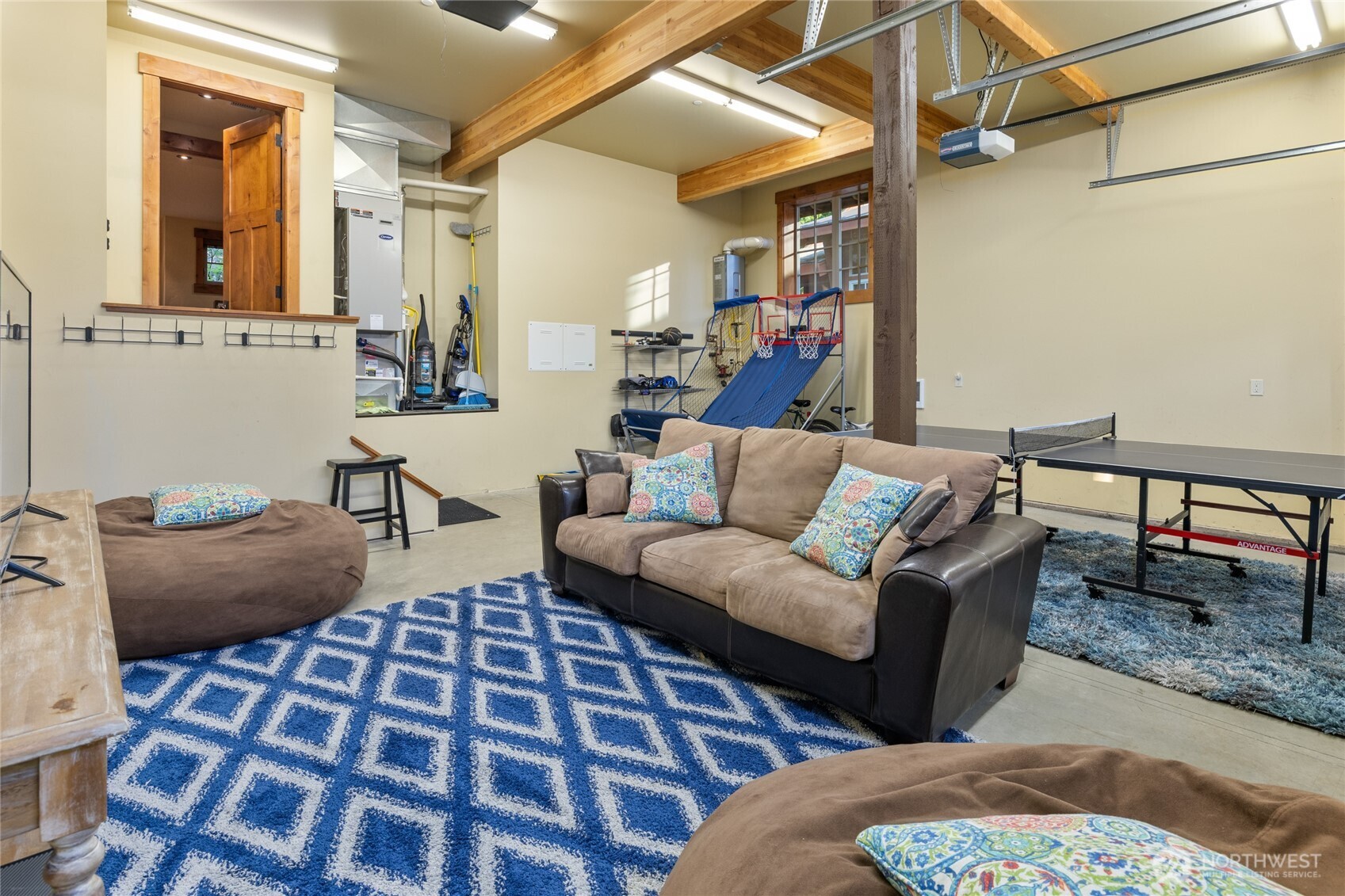 223 Cake Cle Elum, WA 98922 - Photo 28 of 33 a living room with furniture and a rug