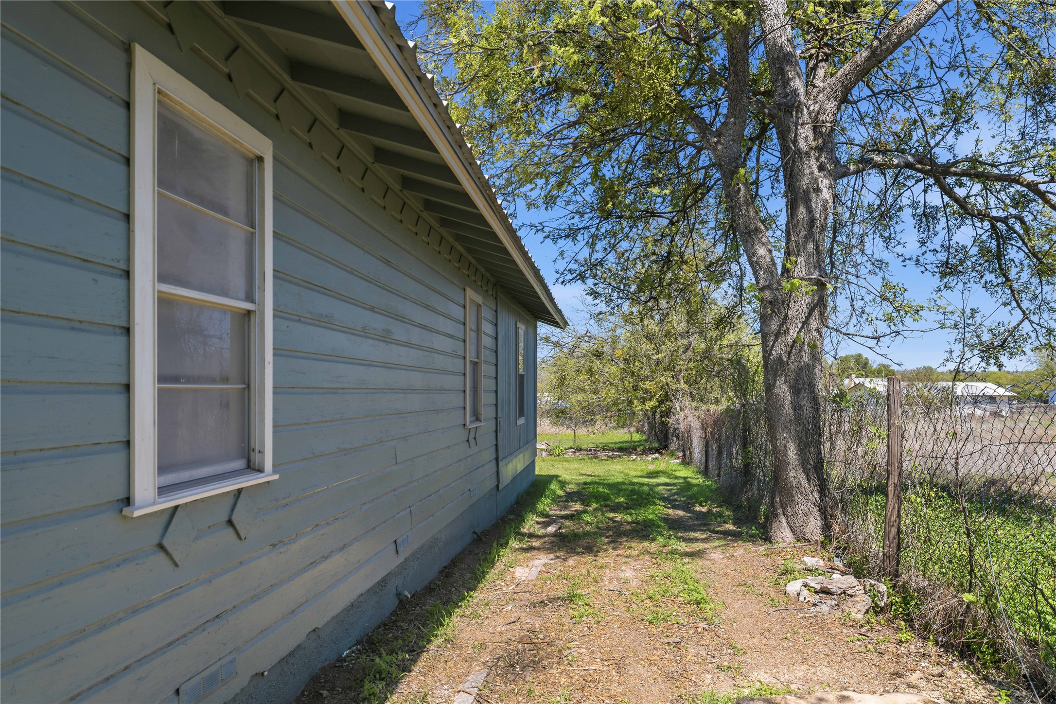 1604 5th Street Goldthwaite, TX 76844 - Photo 3 of 23 a backyard of a house with lots of green space