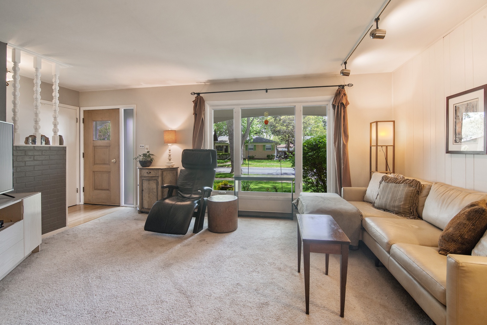 936 Pebble Drive Wheeling, IL 60090 - Photo 3 of 27 a living room with furniture and a large window