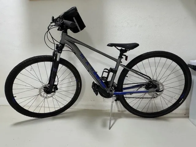 a view of a livingroom with furniture and entertaining space