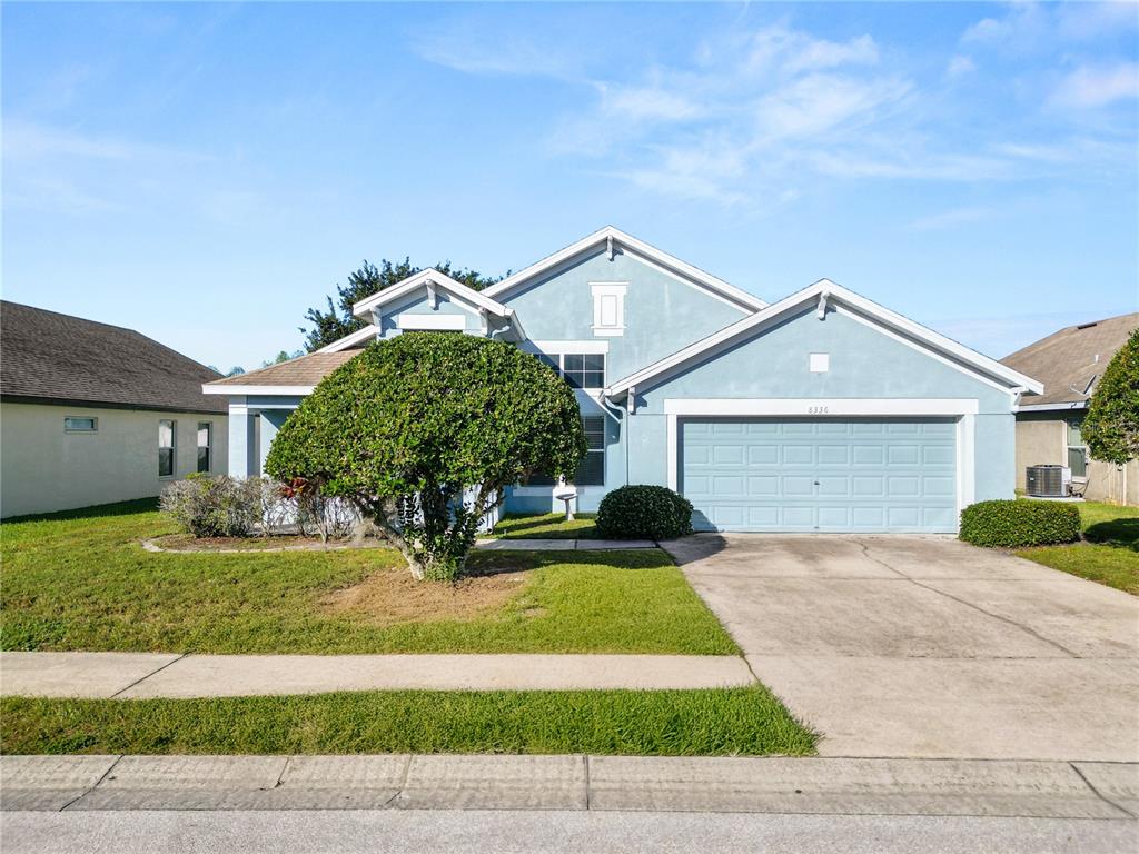 a view of a house with yard and plants