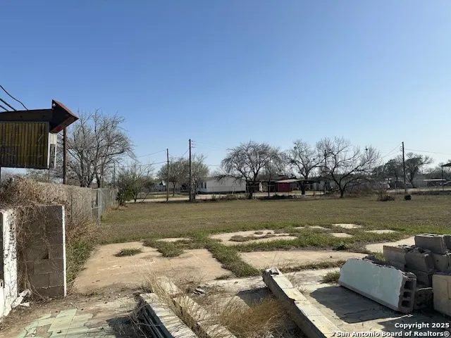 $150,000 | 98 Edwards Avenue, Charlotte, TX 78011