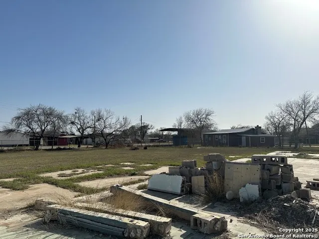 $150,000 | 98 Edwards Avenue, Charlotte, TX 78011