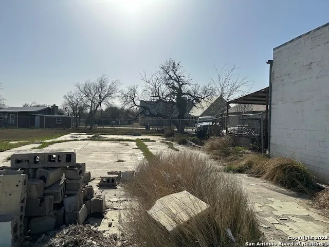 $150,000 | 98 Edwards Avenue, Charlotte, TX 78011