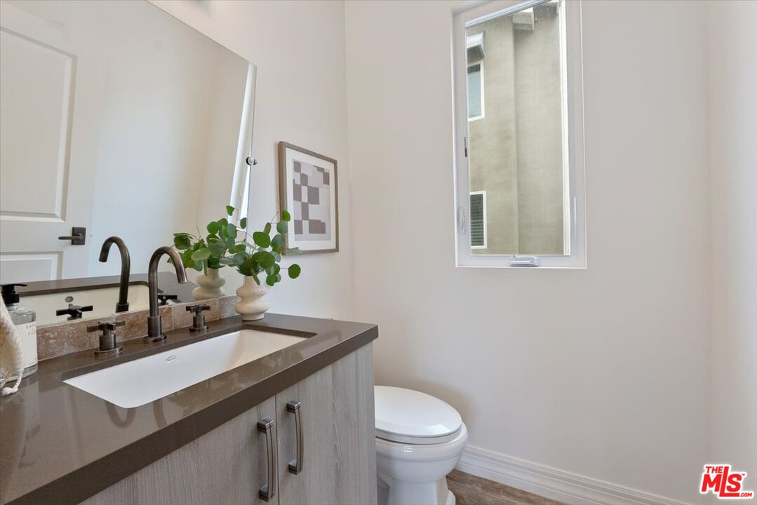 11947 Riverside Drive Valley Village, CA 91607 - Photo 10 of 24