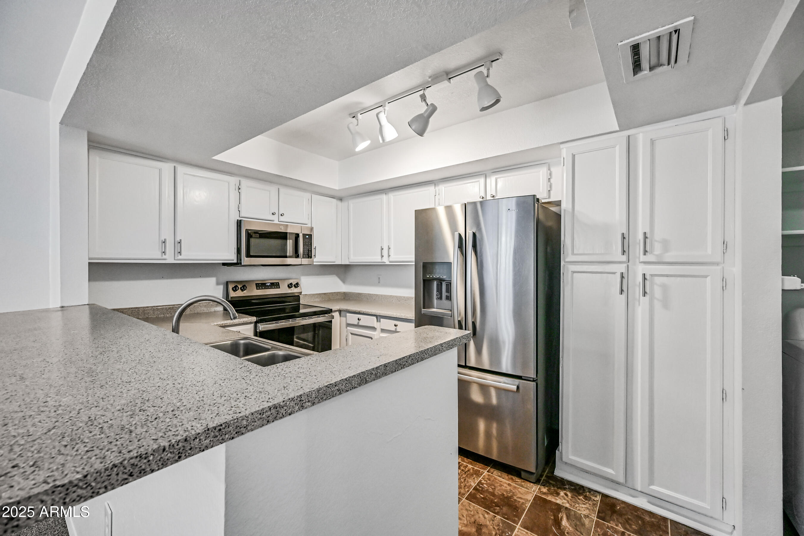 1331 West Baseline Road, Unit 219 Mesa, AZ 85202 - Photo 4 of 30 11-1331WBR219-ocupix