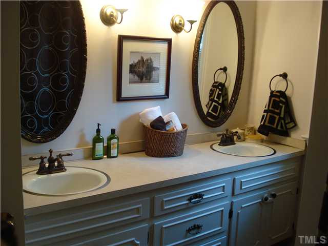 8916 Hunting Trail Raleigh, NC 27613 - Photo 15 of 21 Bathroom