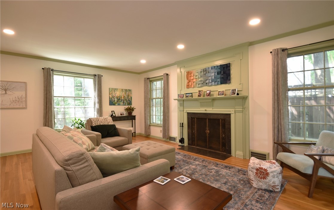 1375 Yellowstone Road Cleveland, OH 44121 - Photo 11 of 48 Living Room