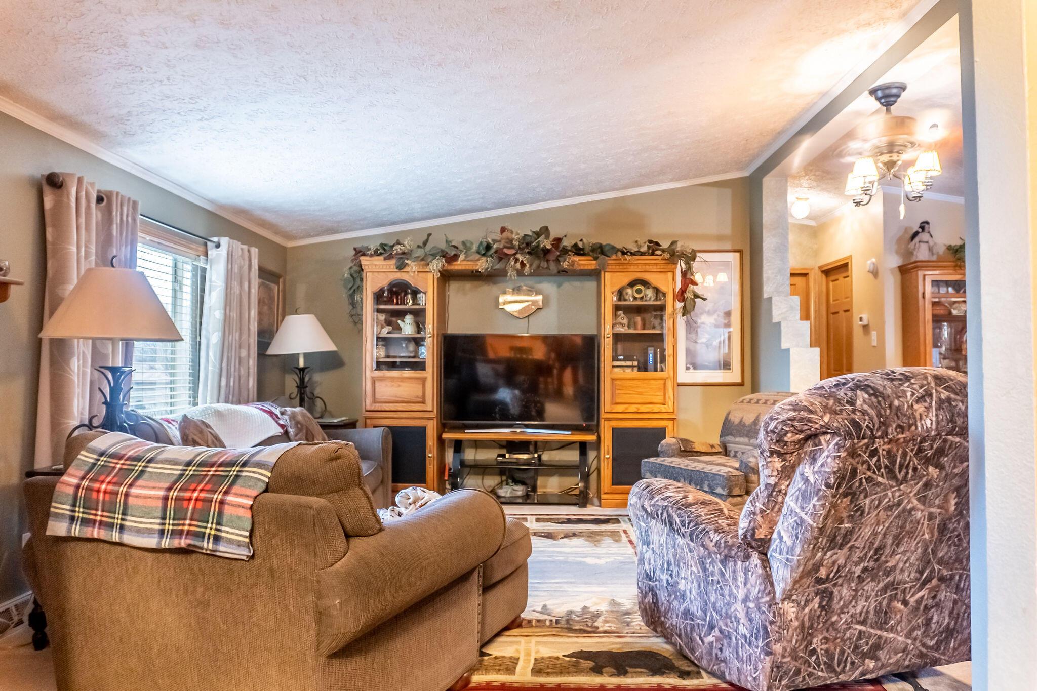 1514 Crissinger Road Marion, OH 43302 - Photo 17 of 42 Living Room