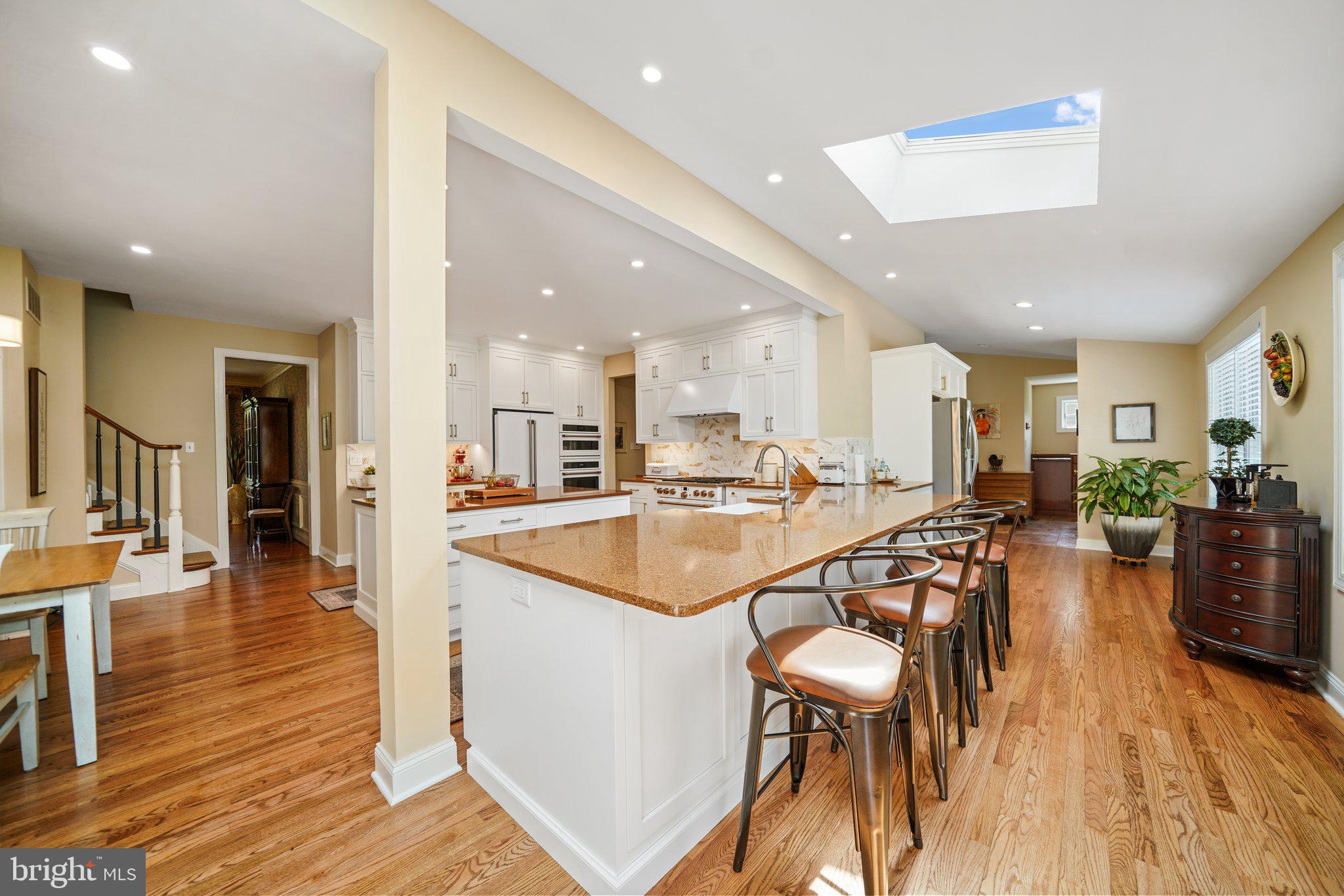 14 Clover Mill Lane Malvern, PA 19355 - Photo 17 of 93 Kitchen Breakfast Bar