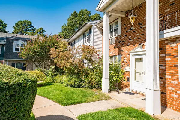 $369,999 | 21 Glen Hollow Drive, Unit G30, Holtsville, NY 11742