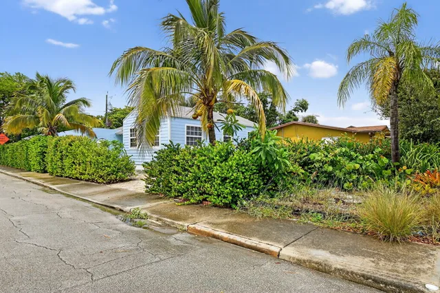 a view of a backyard of the house