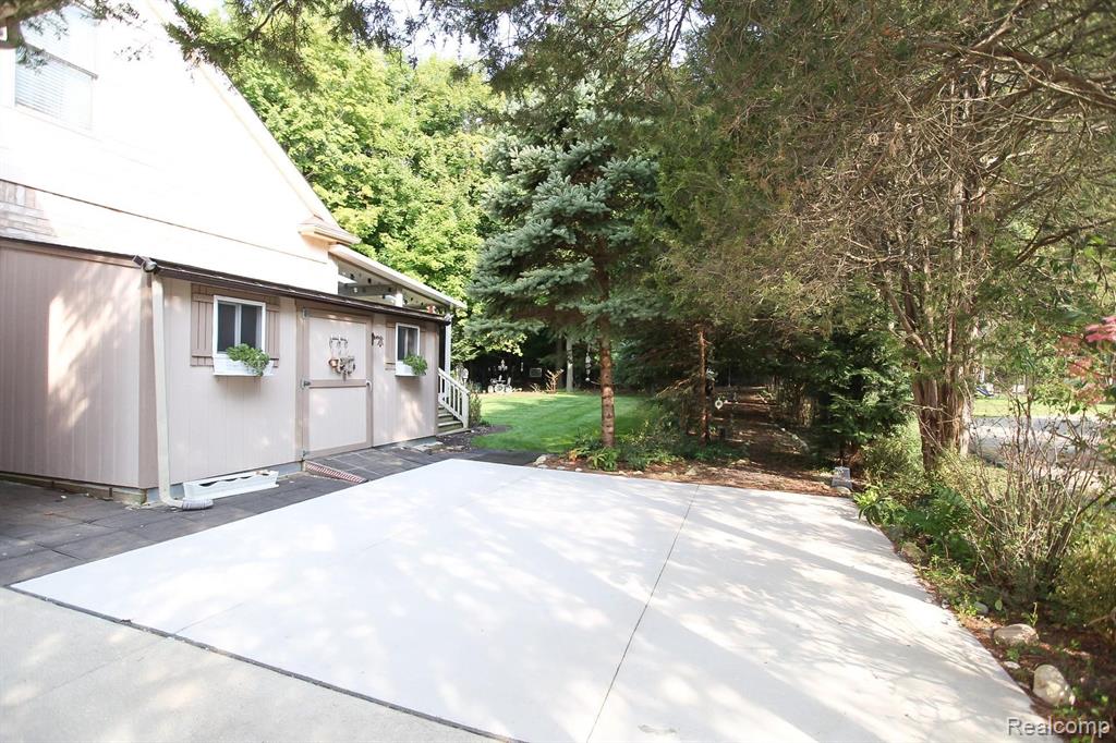 1241 Bloomer Road Rochester Hills, MI 48307 - Photo 12 of 39