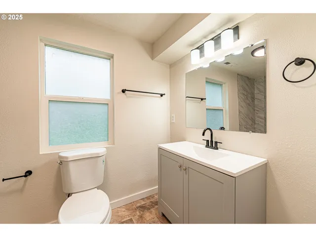 $385,000 | 225 21st Avenue, Sweet Home, OR 97386