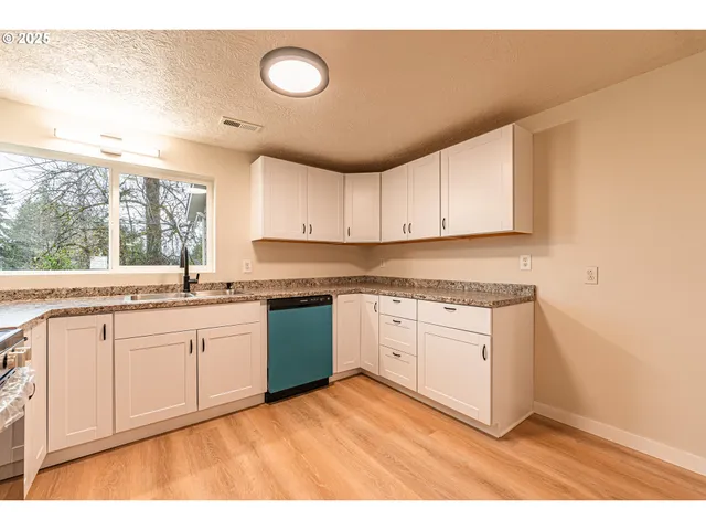 $385,000 | 225 21st Avenue, Sweet Home, OR 97386