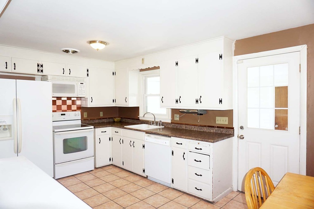 1 Bassett Road Holyoke, MA 01040 - Photo 6 of 21 Gallery Image 6