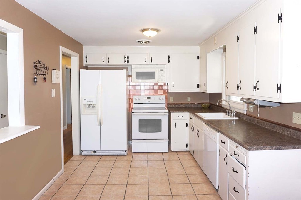 1 Bassett Road Holyoke, MA 01040 - Photo 7 of 21 Gallery Image 7