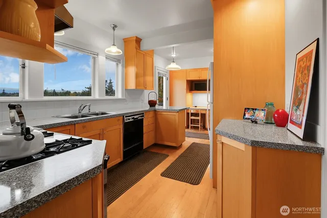 $1,100,000 | 6535 Sycamore Avenue Northwest, Seattle, WA 98117