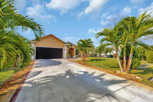a view of a house with a yard
