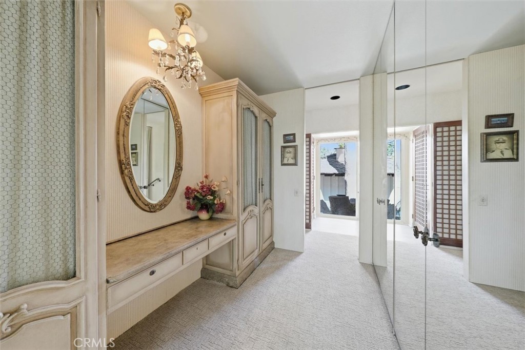 100 Saddleback Road Rolling Hills, CA 90274 - Photo 32 of 66 Primary Suite Dress Area