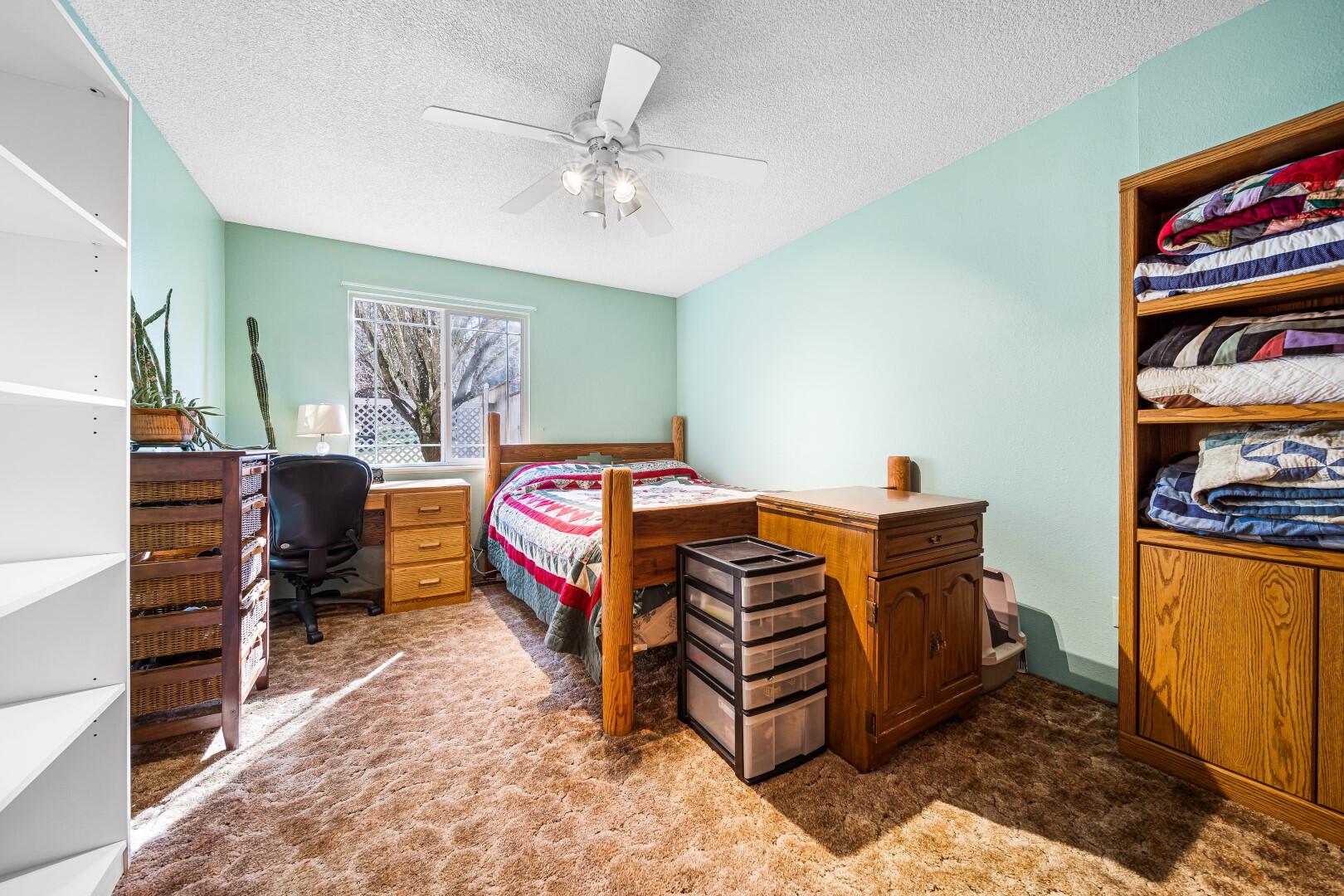 8221 Colonial Way Central Point, OR 97502 - Photo 11 of 24 11