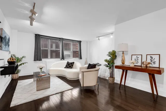 $425,000 | 240 East 35th Street, Unit 8C | Murray Hill