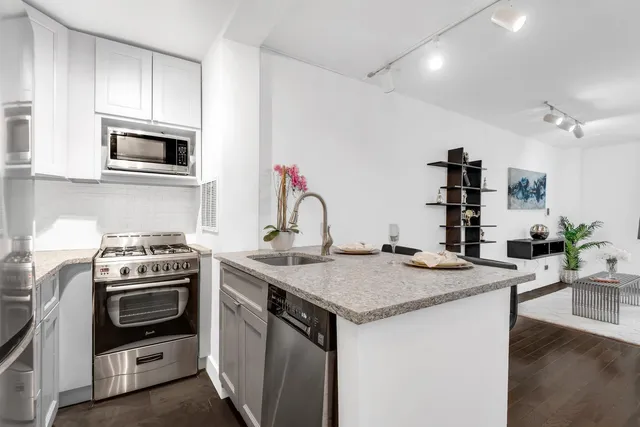 $425,000 | 240 East 35th Street, Unit 8C | Murray Hill